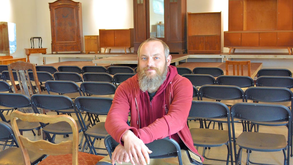 Der Saal im Kulturhaus „Anker“ ist startklar. Max Heckel setzt in Arneburg auf Wohnzimmeratmosphäre und Unterhaltung für alle Generationen.