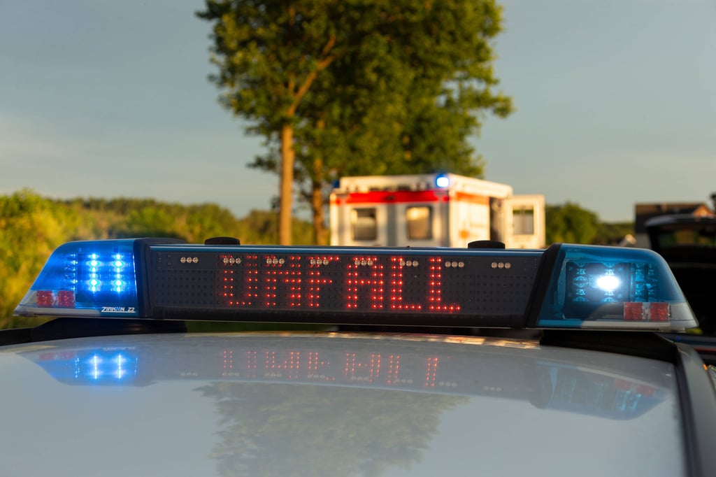 Nach einem Unfall auf der Landesstraße 55 in der Einheitsgemeinde Möckern ist ein Autofahrer verstorben.