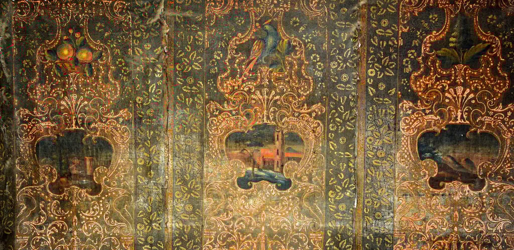 Diese kunstvollen Leinwandbilder schmücken die sogenannte Tapetenloge in der St. Johanniskirche in Bad Salzelmen. Das Landesamt für Denkmalpflege und der Kirchbauverein Schönebeck-Salzelmen wollen den barocken Schatz erhalten.