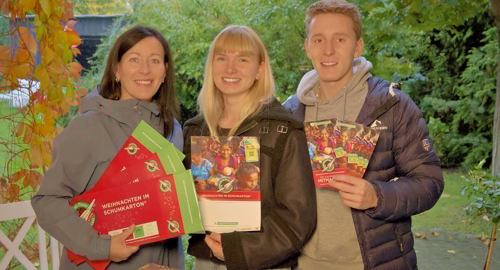 Anke Reidenbach, Michelle Stürze, Simon Reidenbach (v.l.) kümmern sich auch in diesem Jahr in Wolmirstedt wieder um die Aktion "Weihnachten im Schuhkarton".