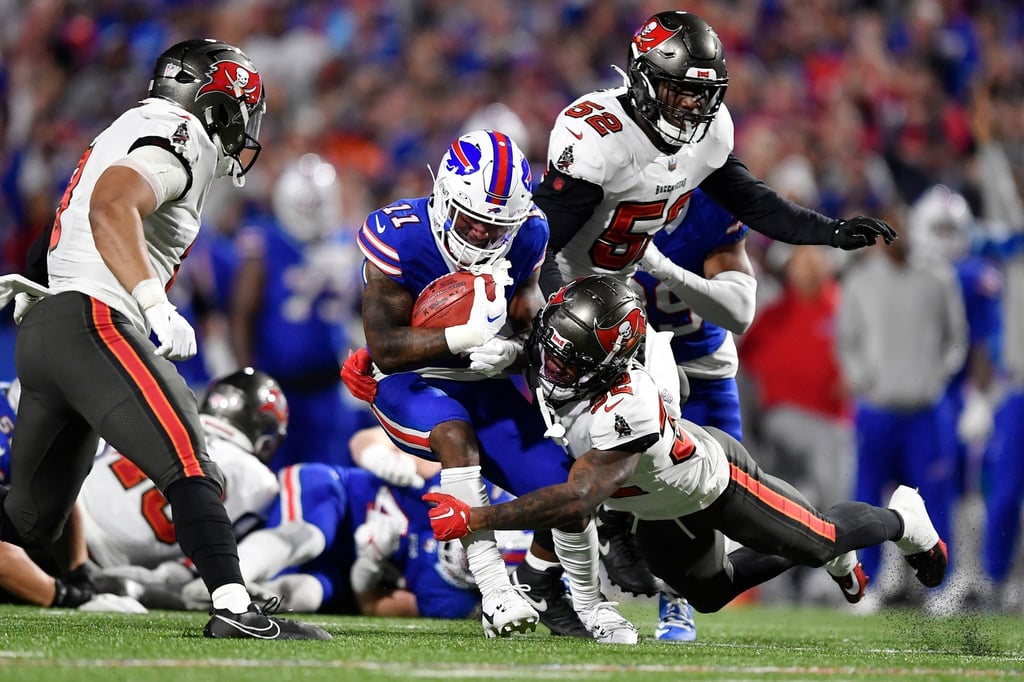 Wide Receiver Deonte Harty (11) von den Buffalo Bills wird von Safety Josh Hayes (32) von den Tampa Bay Buccaneers angegriffen.