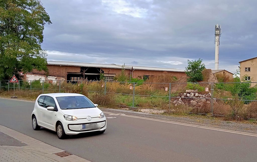 Auf einer Brachfläche am Falkensteiner Weg in Ermsleben soll ein Edeka-Markt entstehen. Die Eröffnung ist für Ende 2024 geplant.