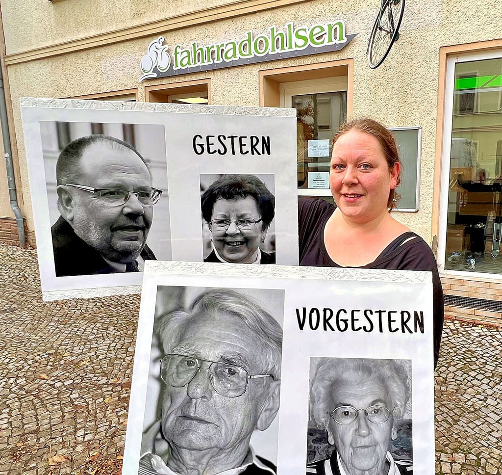 Britta Ohlsen zeigt die Porträts von Firmengründer Theodor Ohlsen mit seiner Frau Ursula (vorn) sowie dessen Nachfolger Holger Ohlsen mit Frau Heidrun.