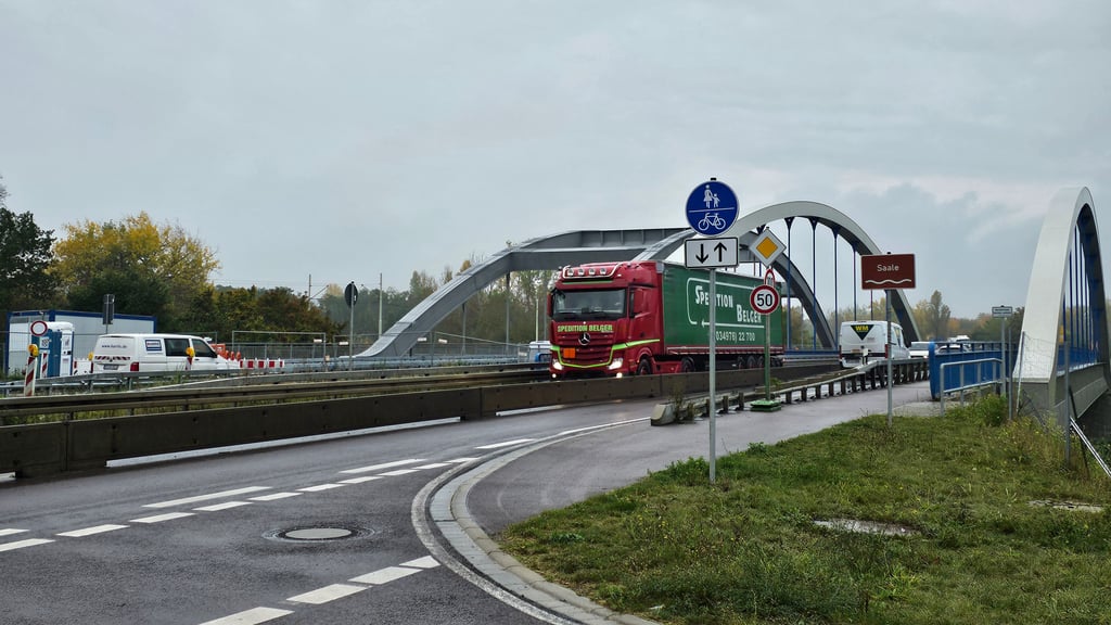 Die Brücke bei Schkopau ist derzeit noch Baustelle.