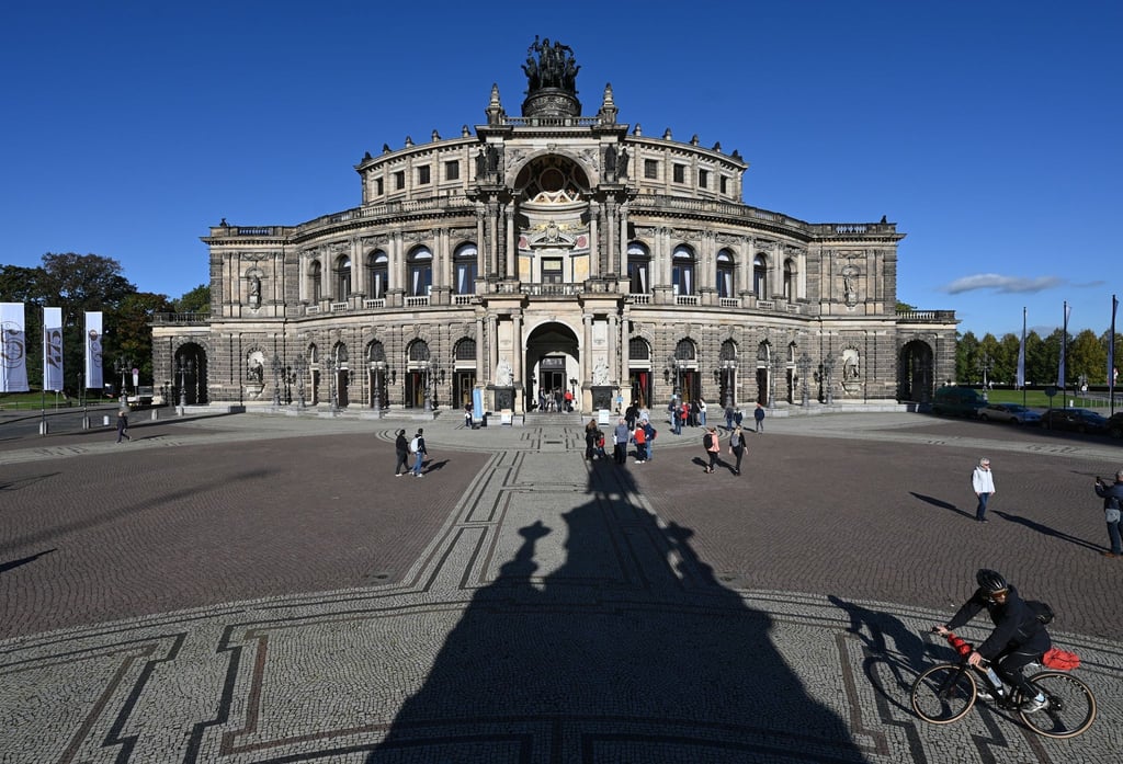 Die Semperoper wird vom Sonnenlicht angestrahlt.
