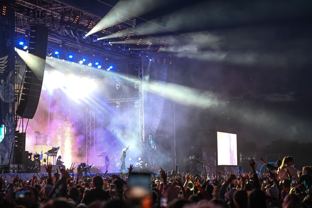 Bill Kaulitz steht mit seiner Band „Tokio Hotel“ beim Deichbrand-Festival auf der Bühne.