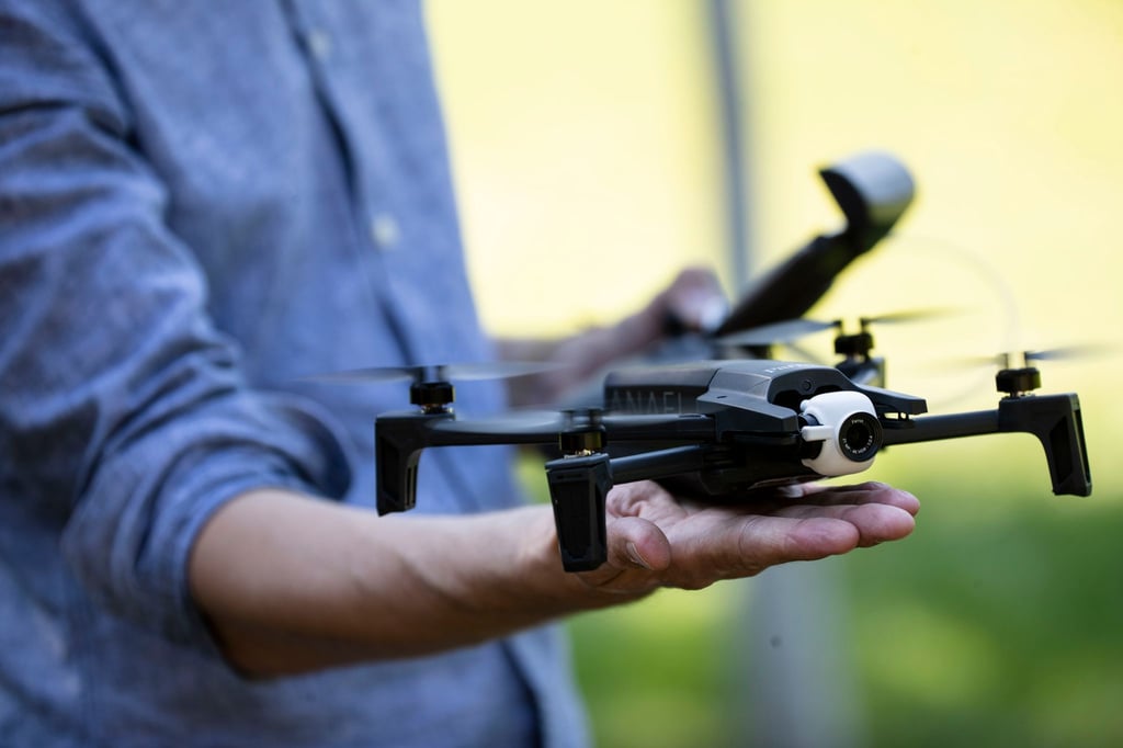 Wie ist die Kamera aufgehängt? Beim Kauf einer Fotodrohne sollte man auf einen guten Bildstabilisator (Gimbal) mit drei Achsen achten, der die Kamera ruhig hält.