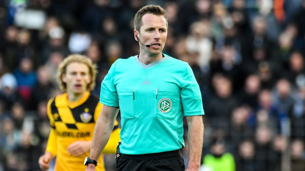 Für Schiedsrichter Lukas Benen wird das Spiel zwischen dem FCM und Elversberg eine Premiere. Er pfiff noch nie ein Spiel in der Bundesliga.