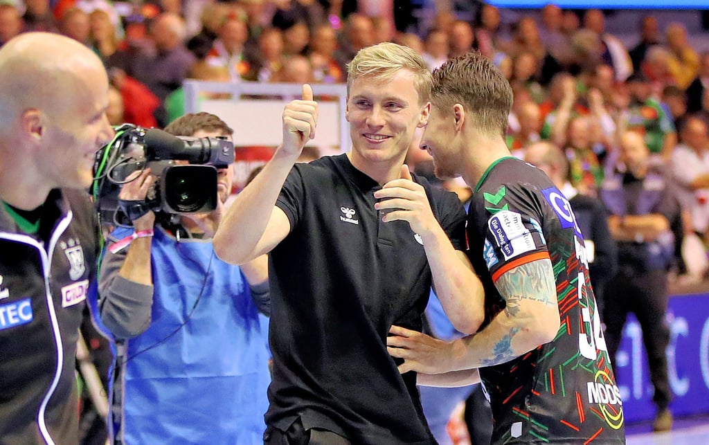 Nach dem Heimspiel gegen Hannover kam Gisli Kristjansson zum Gratulieren auf die Platte, hatte auch Spaß mit Tim Hornke (l.) und Michael Damgaard.