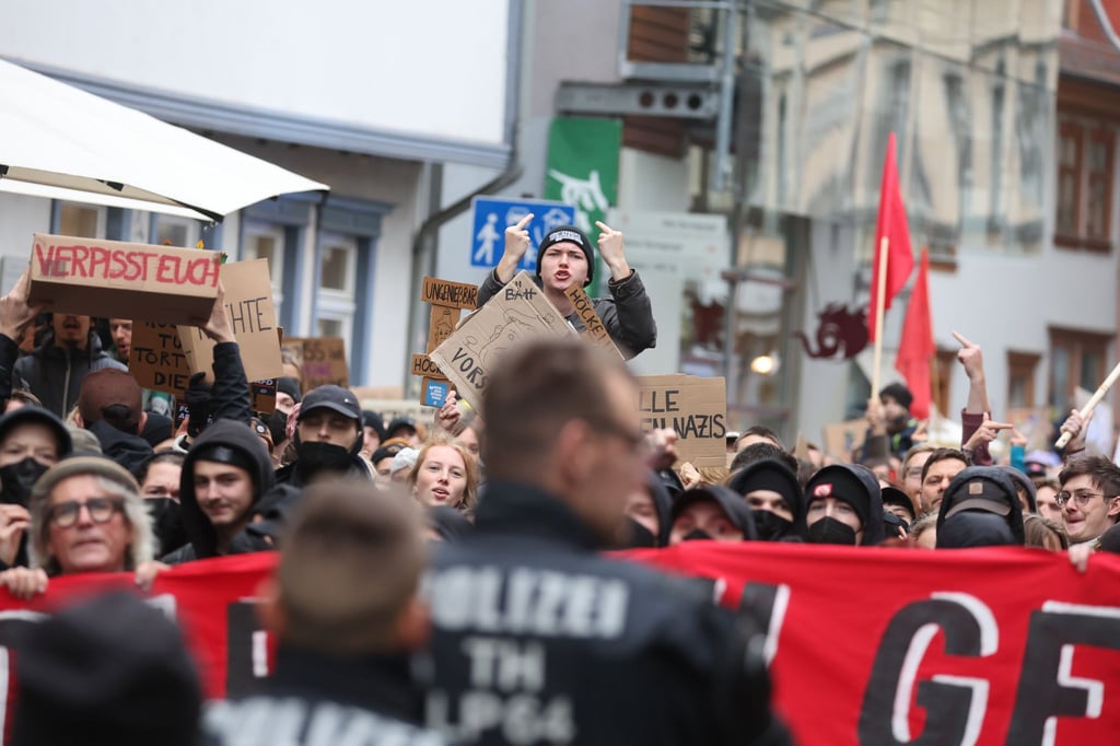 Teilnehmer und Teilnehmerinnen der Gegendemonstration.