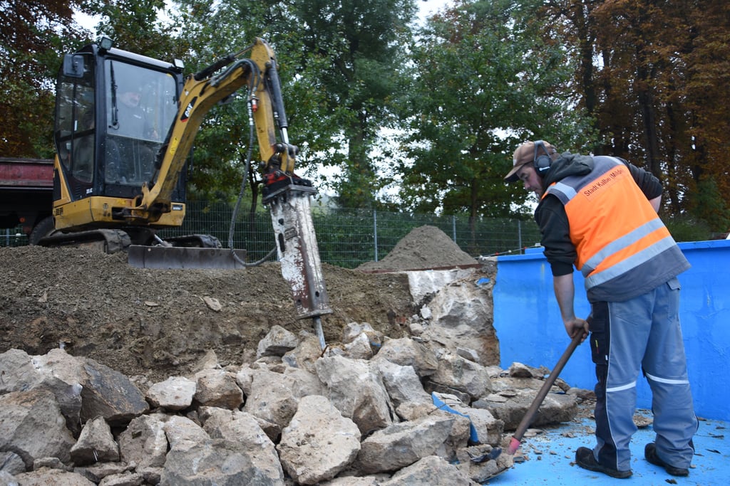 Schwimmmeister Carsten Hartmann und Fördervereinsmitglied René Kusch (im Bagger) bei den jüngsten Abrissarbeiten am Nichtschwimmerbecken.