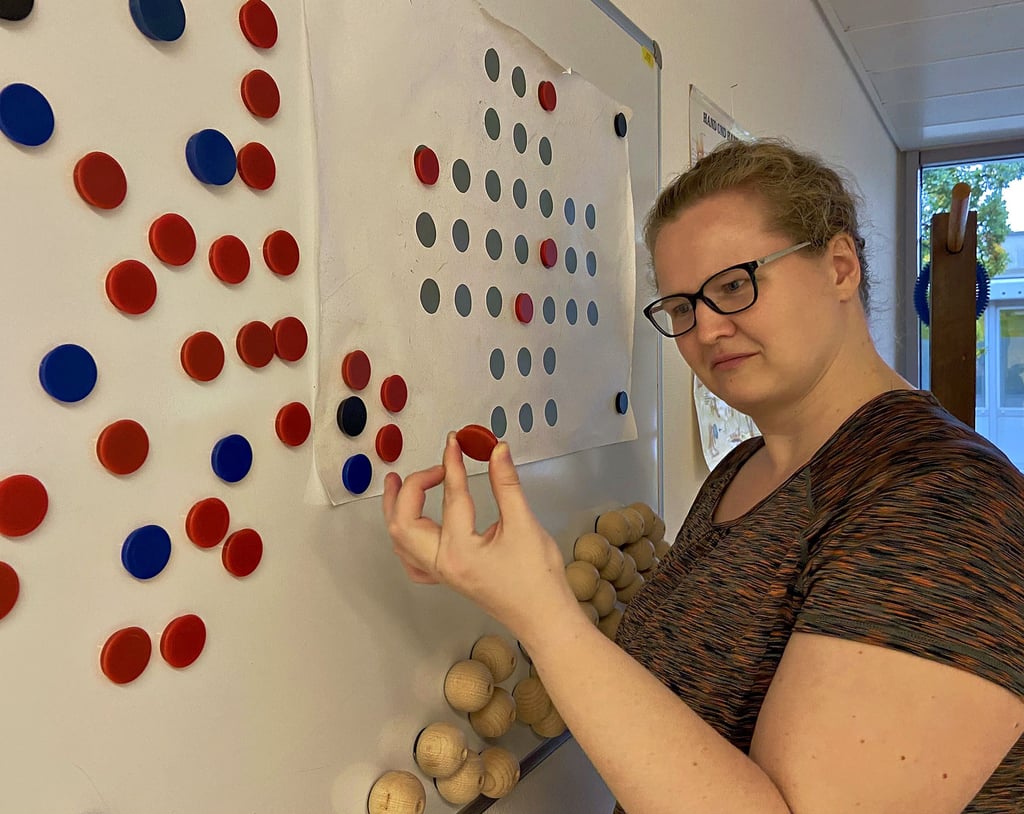 Ulrike Pohl aus Magdeburg erlitt vor zwei Monaten einen Schlaganfall und spürt seitdem ihre linke Seite nicht mehr. Magnete mit der linken Hand zu greifen kostet sie viel Anstrengung und Konzentration. In der Median-Klinik übt sie täglich.