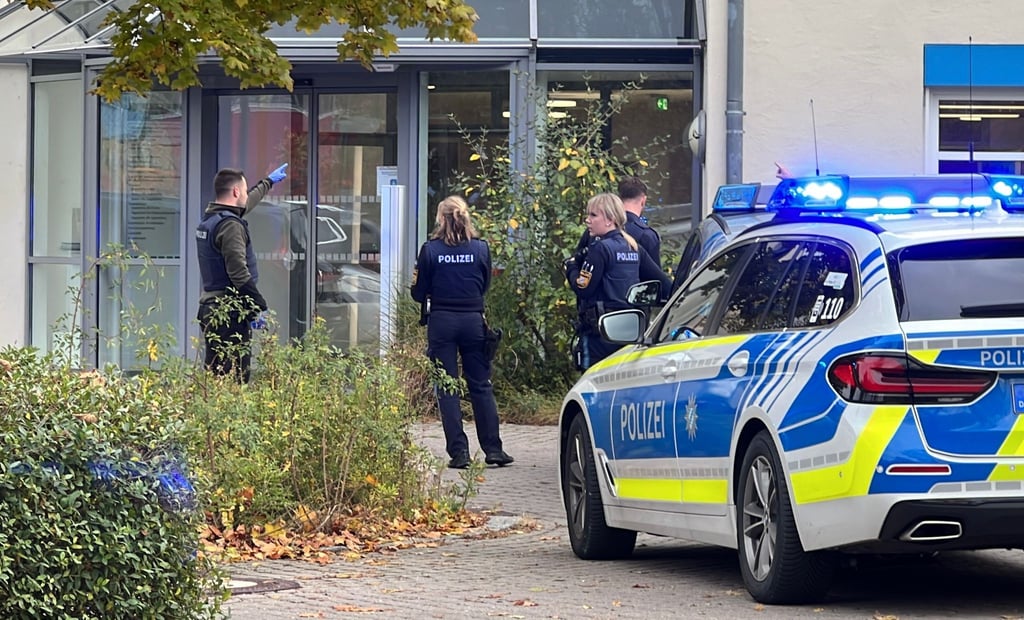 Polizisten stehen vor der kinder- und jugendpsychiatrischen Einrichtung, in der ein 14-Jähriger einen Siebenjährigen sowie ein 63-Jährigen angegriffen haben soll.