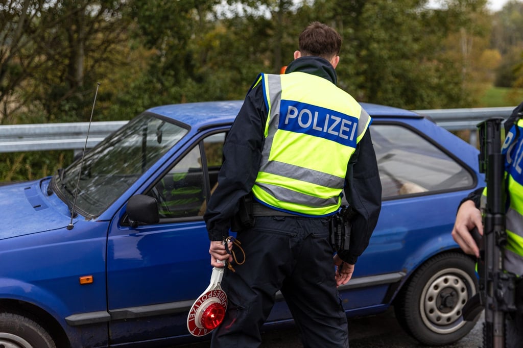 Ein Beamter der Bundespolizei kontrolliert ein Auto an der Grenze zwischen Polen und Deutschland.