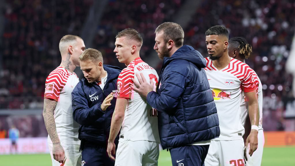 Schon wieder verletzt? Dani Olmo wird untersucht.