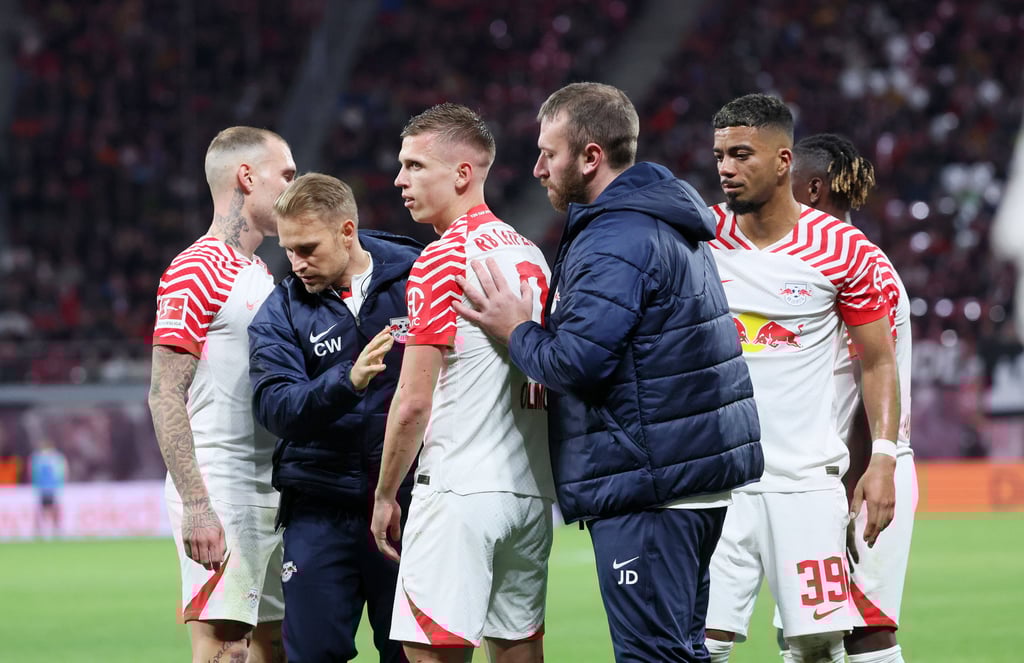 Schon wieder verletzt? Dani Olmo wird untersucht.