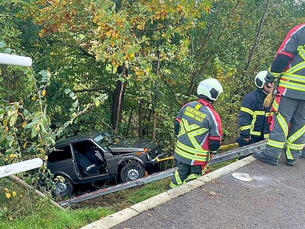 Unfall zwischen Aderstedt und Bernburg: Auto stürzt Böschung hinab