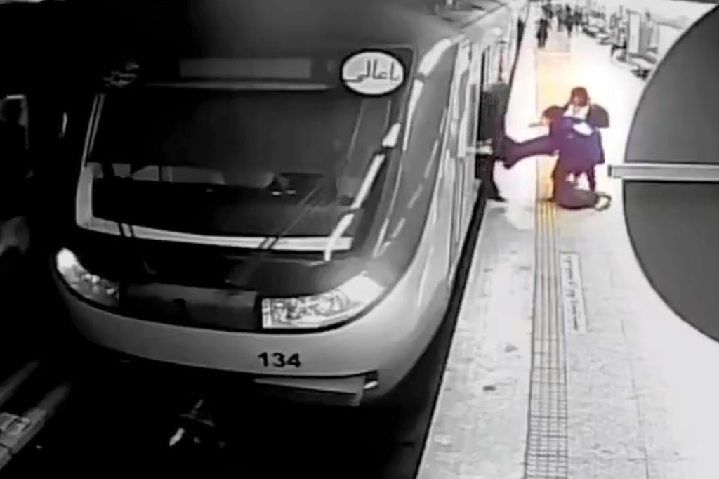 Auf diesem Videostandbild eines vom iranischen Staatsfernsehen ausgestrahlten Überwachungsvideos ziehen Frauen die 16-jährige Armita Garawand aus einem Waggon der Teheraner Metro.
