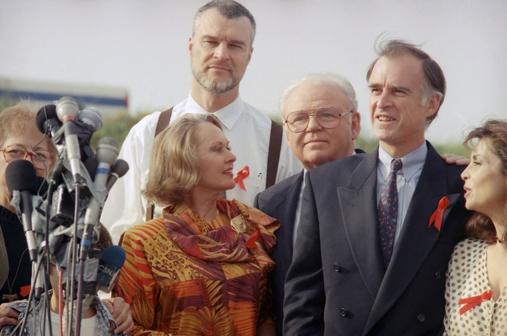 Richard Moll steht im April 1992 hinter dem damalign demokratischen Präsidentschaftskandidaten Jerry Brown, (2.v.r).