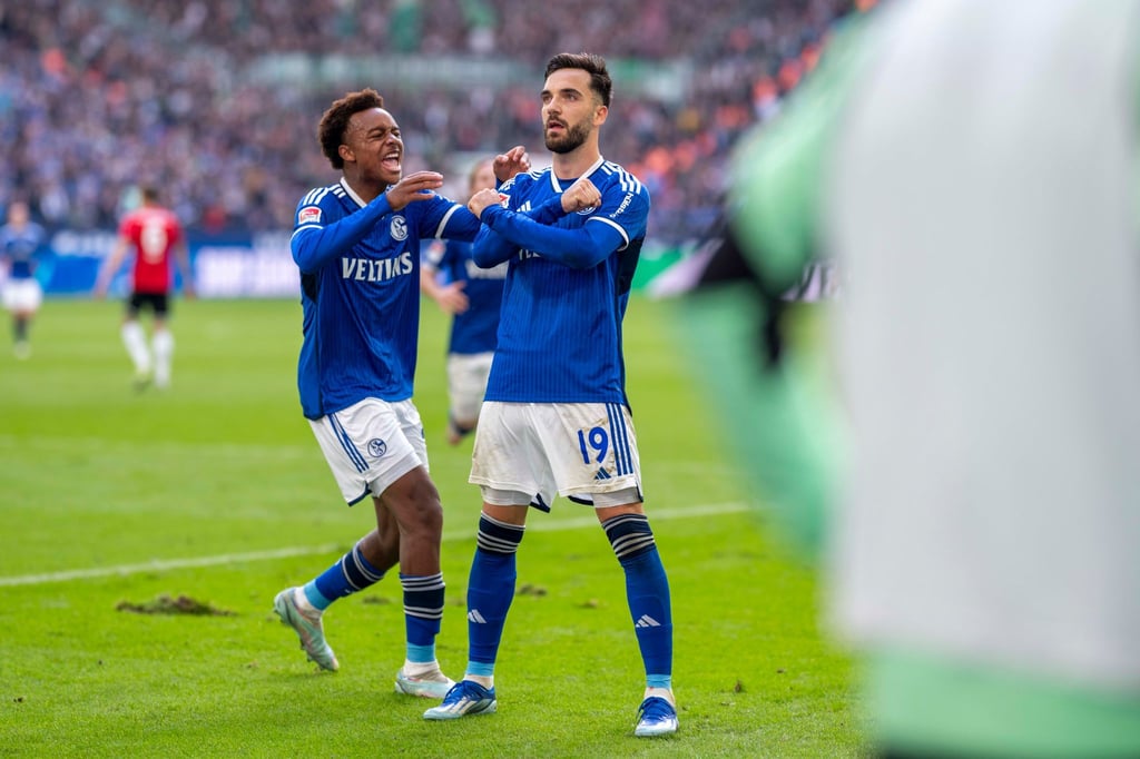 Kenan Karaman (r) erzielte das dritte Schalker Tor gegen Hannover.