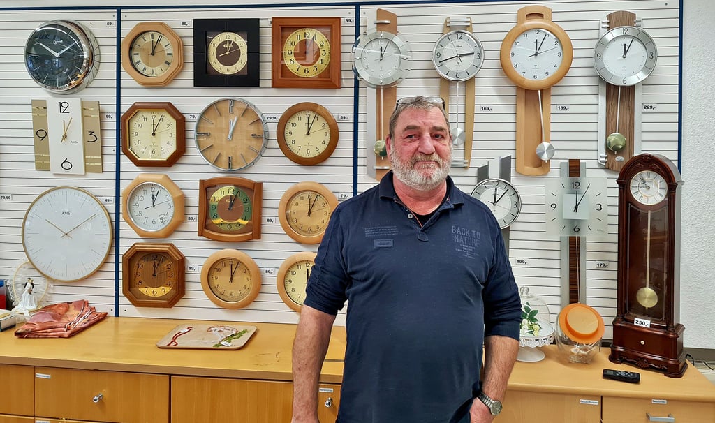 Andreas Otto bietet in seiner Goldschmiede auf dem Roßmarkt Uhren aller Arten an.