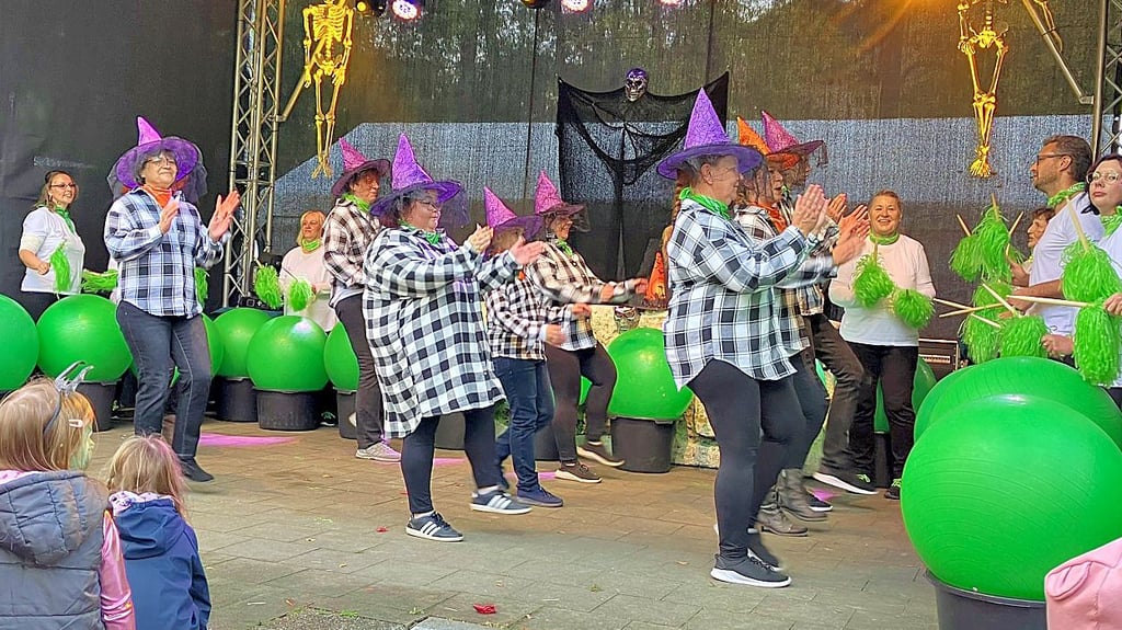 Die Linedance-Gruppe der Elbe-Eulen  sorgt für Stimmung.