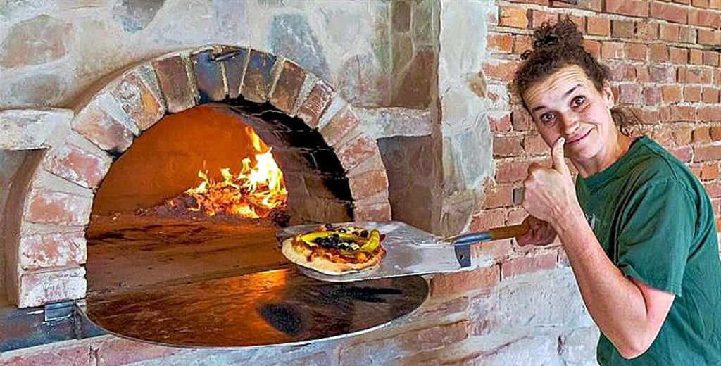Die Pizza holt Alexandra Gey-Barth aus dem Steinofen.