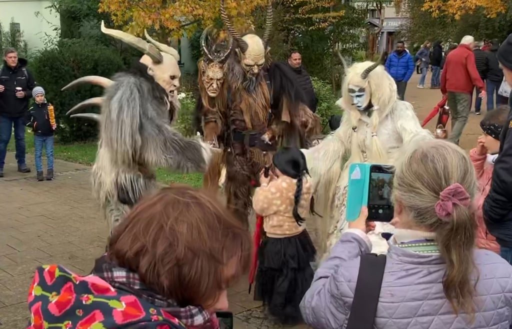 Die Fabelwesen nehmen eine kleine Hexe in ihre Mitte.