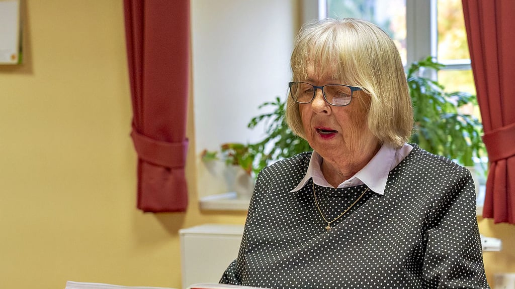 Roswitha Kus beim Vorlesen in der Märchenstunde im Mehrgenerationenzentrum. Oftmals sitzt die Barleberin vor leeren Stühlen.