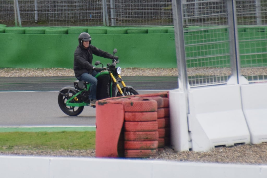 Schauspieler Hannes Jaenicke hat auf dem Hockenheimring ein superschnelles E-Bike ausprobiert.