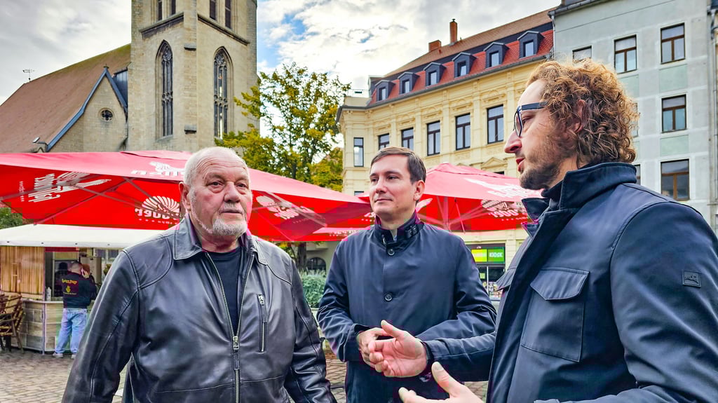 Dietmar Römer (l.) wollte vom OB (r.) wissen, warum die Benennung des Weges um den Gotthardteich in Werner-Wolff-Weg bisher nicht passiert ist.