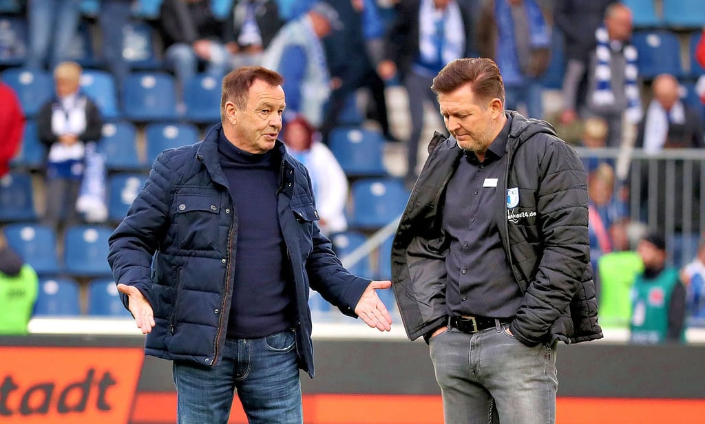 Sind unzufrieden mit der Situation des FCM: Ottmar Schork (l.) und Trainer Christian Titz.