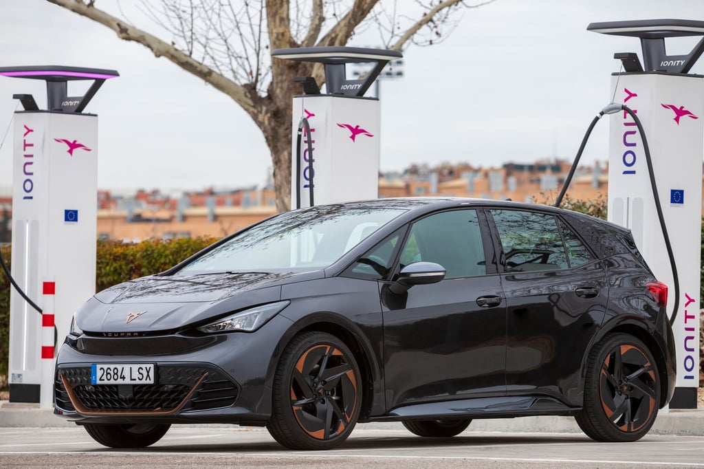 Bisher bietet die spanische VW-Tochter Elektro-Autos ausschließlich unter der 2018 aufgelegten Tochtermarke Cupra an - preislich liegt die deutlich über Seat.