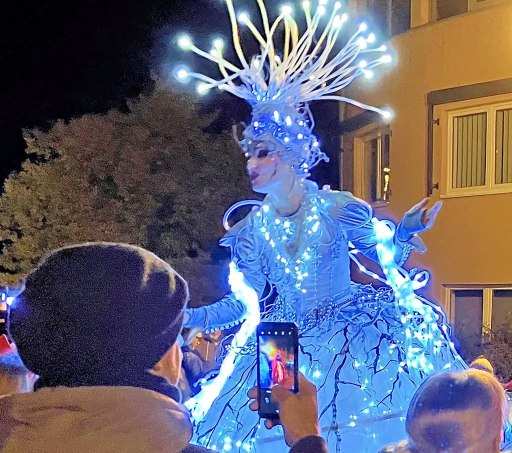 Die Stelzenläufer von Gagé Hochstelzenlauf/Kostümdesign sind immer ein beliebtes Fotomotiv. 