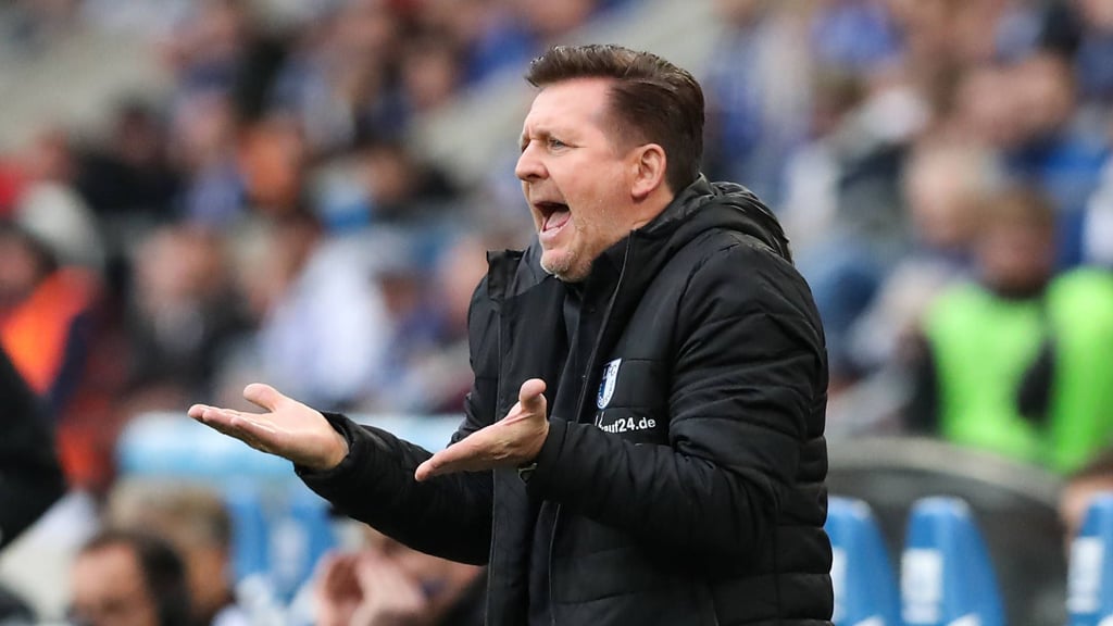 Christian Titz, Trainer des 1. FC Magdeburg, gestikuliert während des Heimspiels gegen die SV Elversberg.
