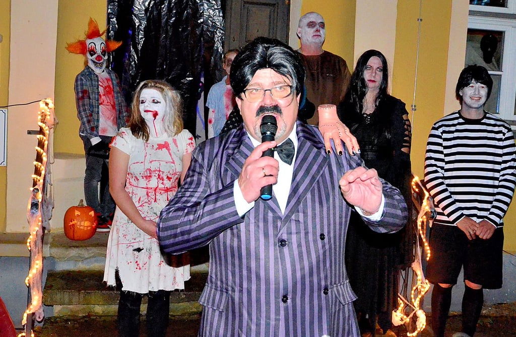 In die Rolle von Familienchef Gomez Addams war passenderweise Ortsbürgermeister Andreas Höppner geschlüpft. Inklusive eiskaltem Händchen.