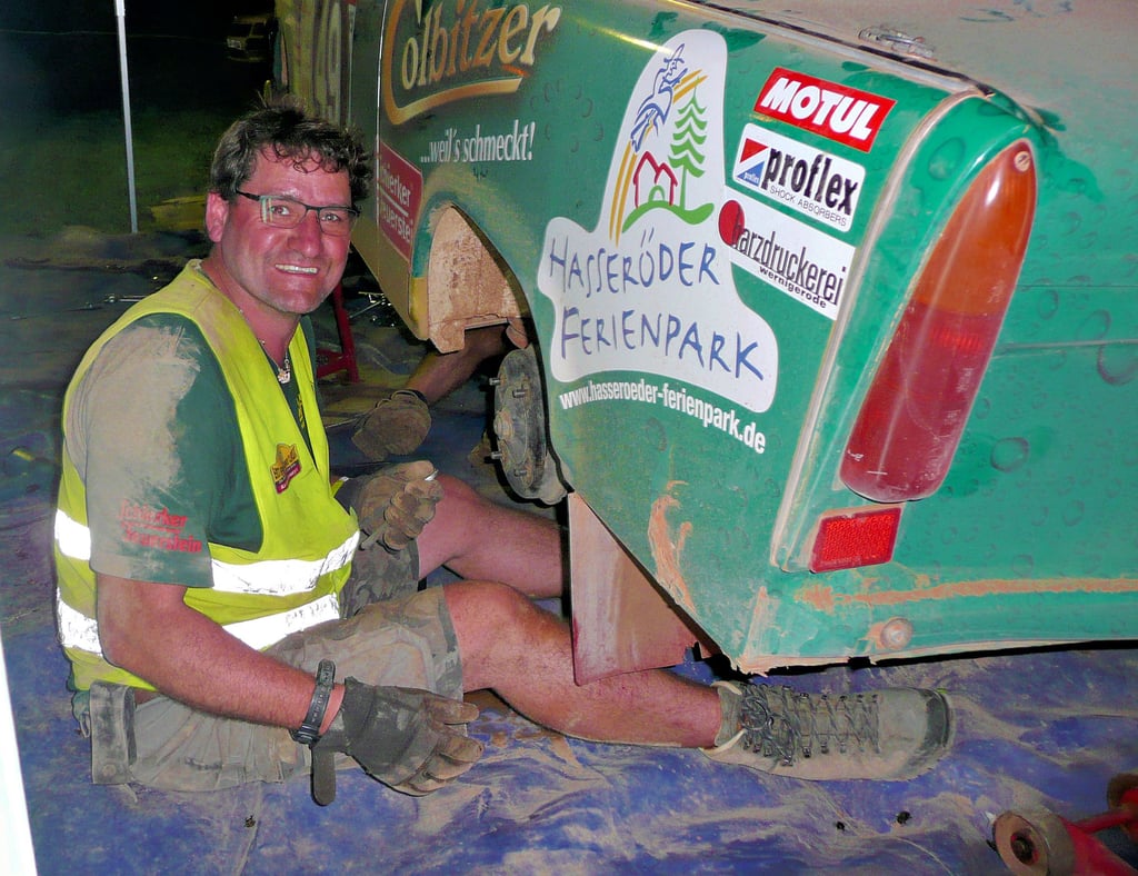 Daniel Steinhoff beim Schrauben am Renntrabant von Michael Kahlfuss bei der East Africa Safari Rallye 2015.