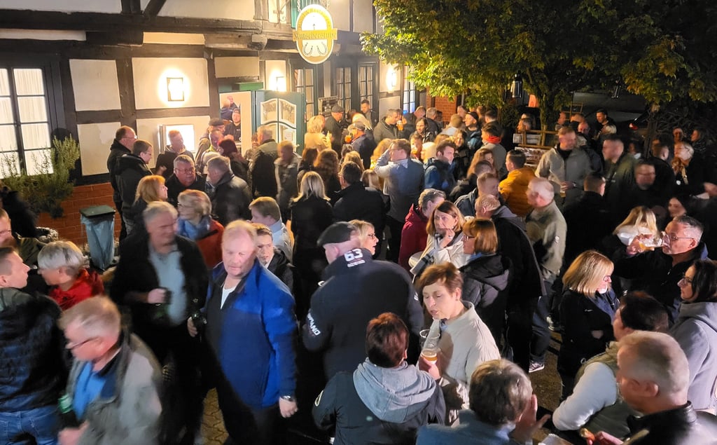 Volle Hütte auch vor der Kutscherstube zur 12. Kneipennacht in Genthin.