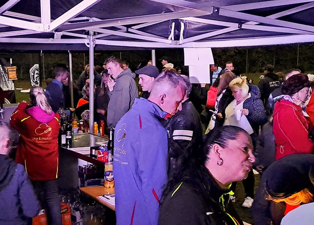 Feuerwerk-Event auf Loksportplatz: Am Infostand drängeln sich die Besucher.