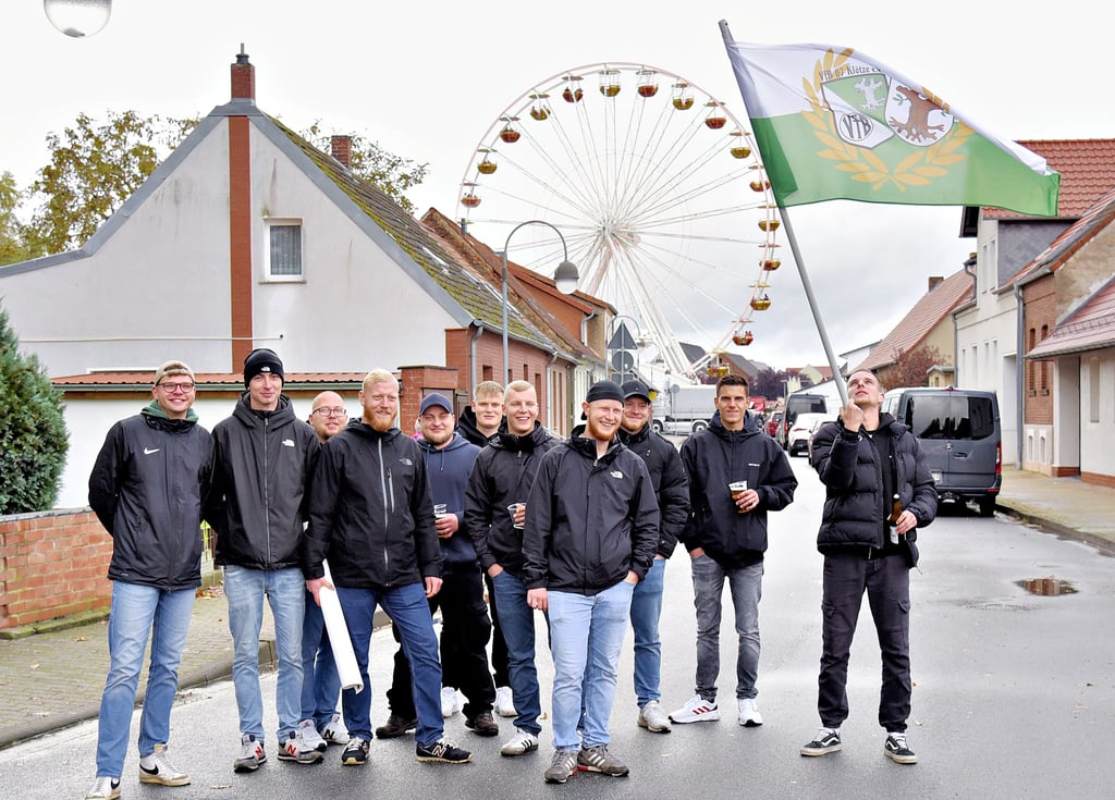 Fußballfans aus Klötze vor der Kulisse des Martinimarkts.