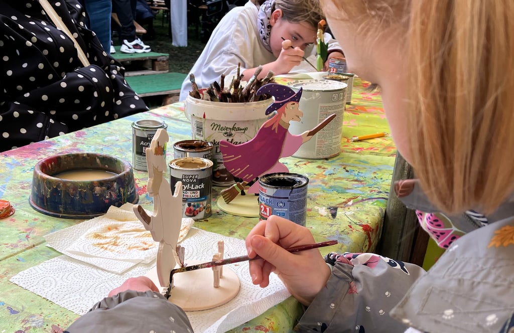 Hier kann man seine eigene Deko-Hexe bemalen.