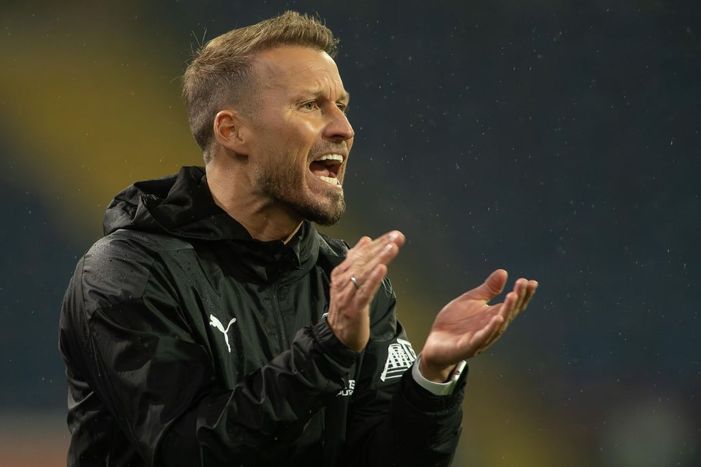 Braunschweigs Trainer Marc Pfitzner gestikuliert.