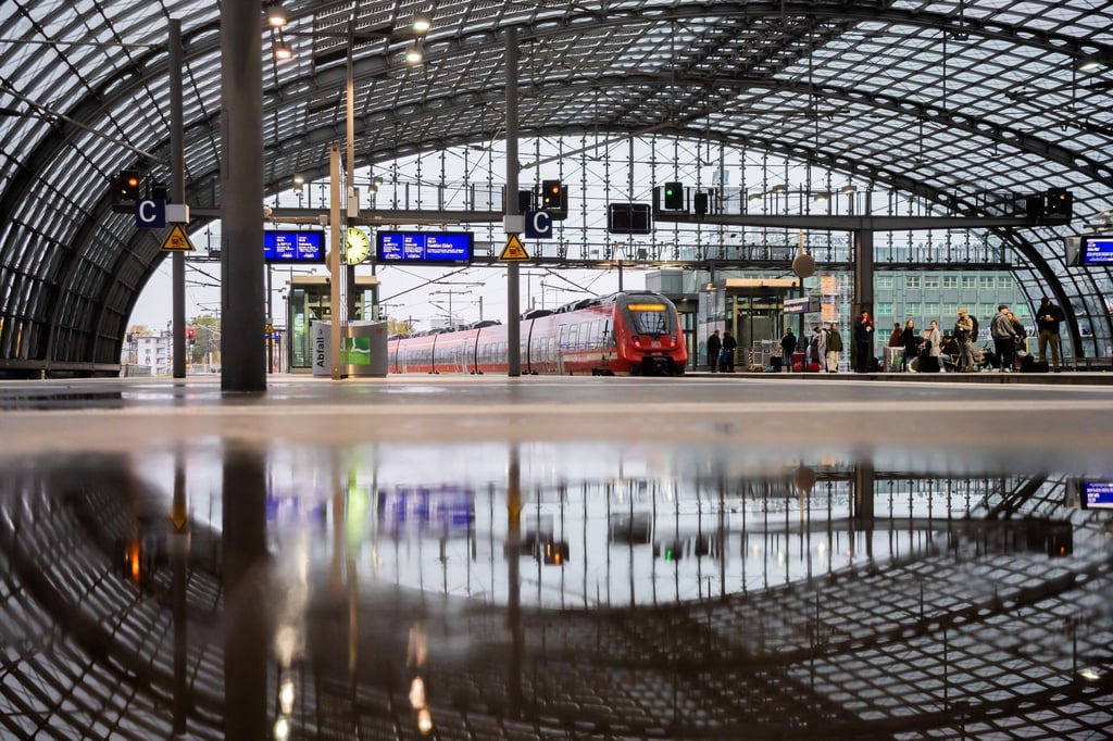 Ein Regionalzug verlässt den Berliner Hauptbahnhof.