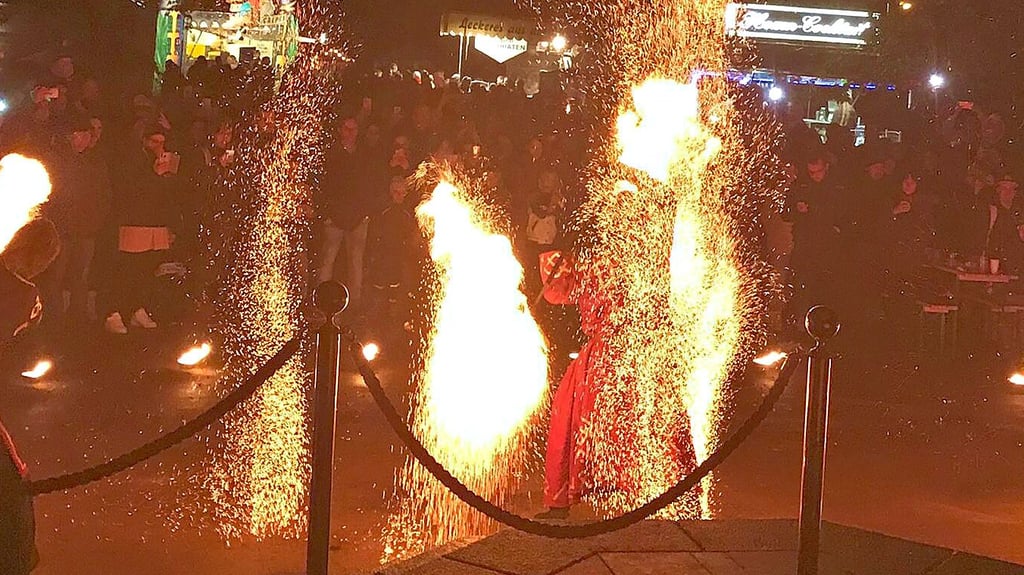 Feuerstürme, perfekte Choreographien und neue Bühnencharaktere –  Freaks on Fire zeigt am späten Abend eine Feuershow: Zwei wahnsinnige Phoenixpriester und ein feuriger Hexendoktor versuchen, den Phoenix wieder zu erwecken.