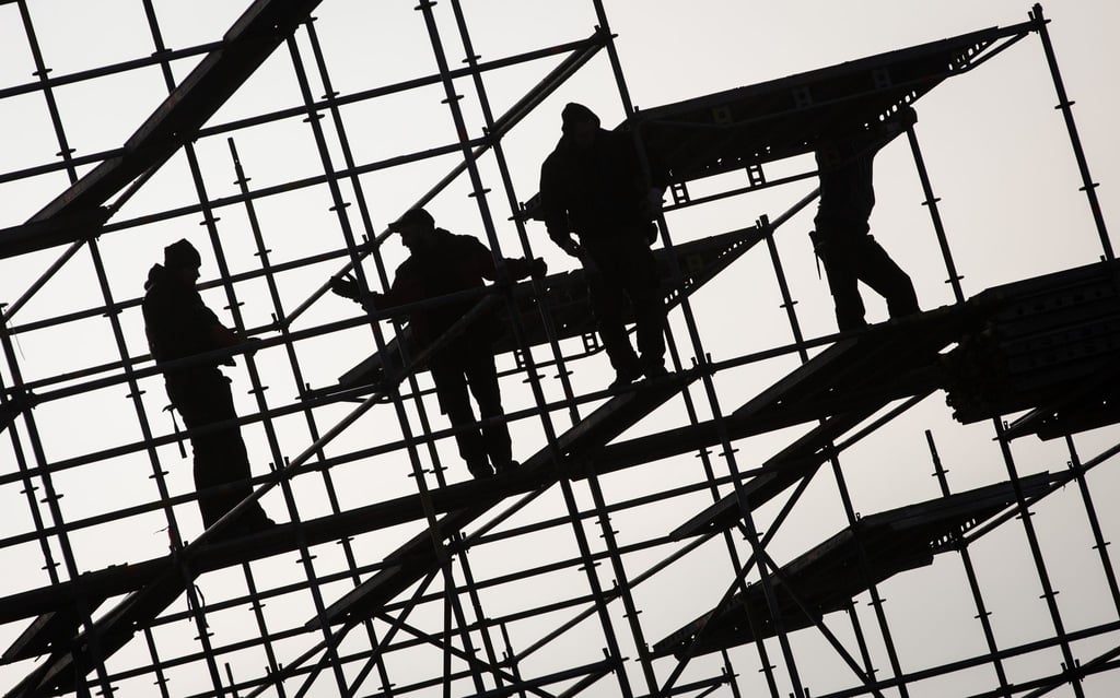 Gerüstbauer errichten ein Gerüst. Die hohe Teuerungsrate und die schwächere Konjunktur dürften die Schwarzarbeit in Deutschland spürbar anheizen. (Symbolbild)