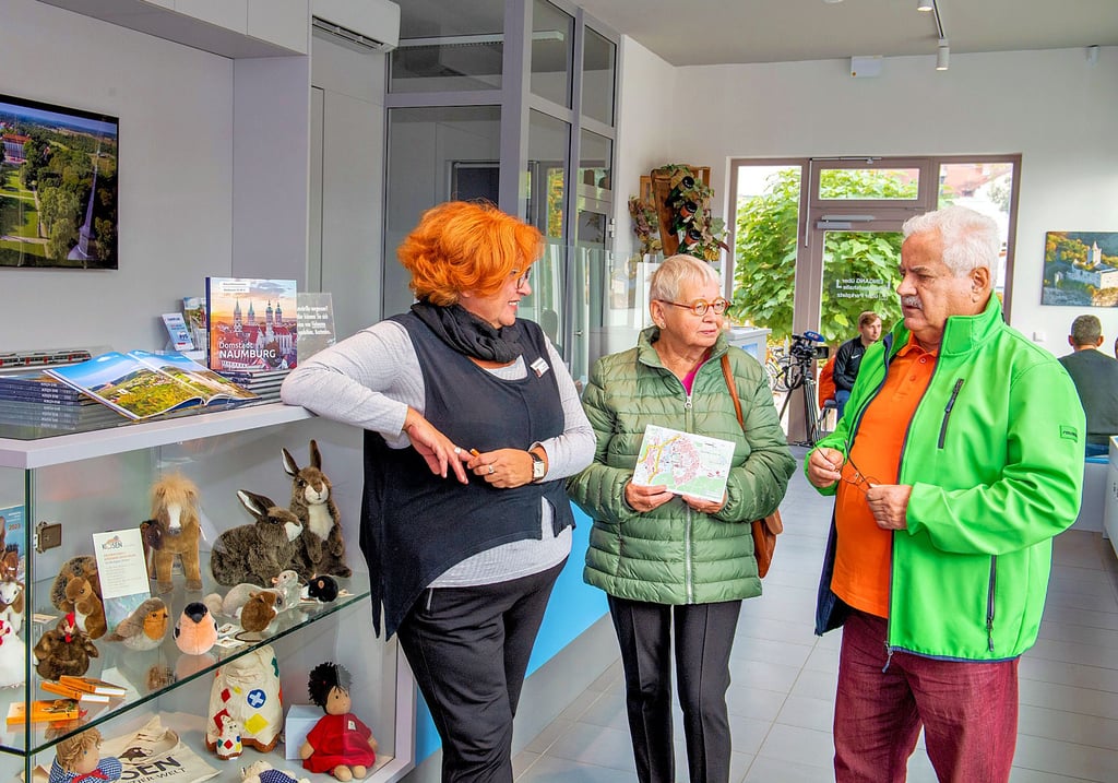 Mitarbeiterin Bärbel Reinsperger (l.) berät Annerose und Willfried Hänel. Das Ehepaar aus Brandenburg/Havel macht eine Woche Urlaub in der Saale-Unstrut-Finne-Region und will sich auch Bad Kösen anschauen.