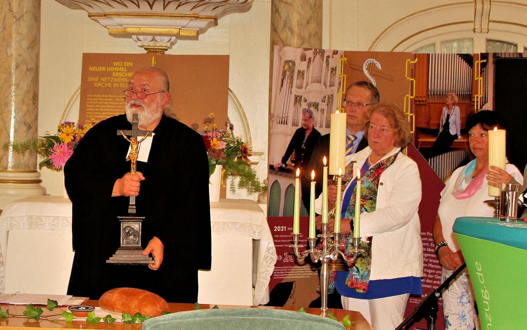 Pfarrer Johannes Könitz entwidmete die Ambrosiuskirche für ausschließlich kirchliche Zwecke mit der Entnahme von Kerzen und Kruzifix vom Altar.