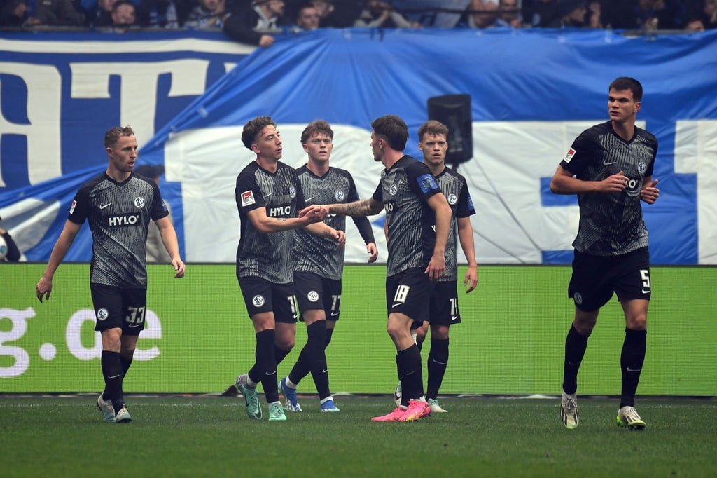 Elversbergs Jannik Rochelt (2.v.l) jubelt nach seinem Tor zum 0:1.