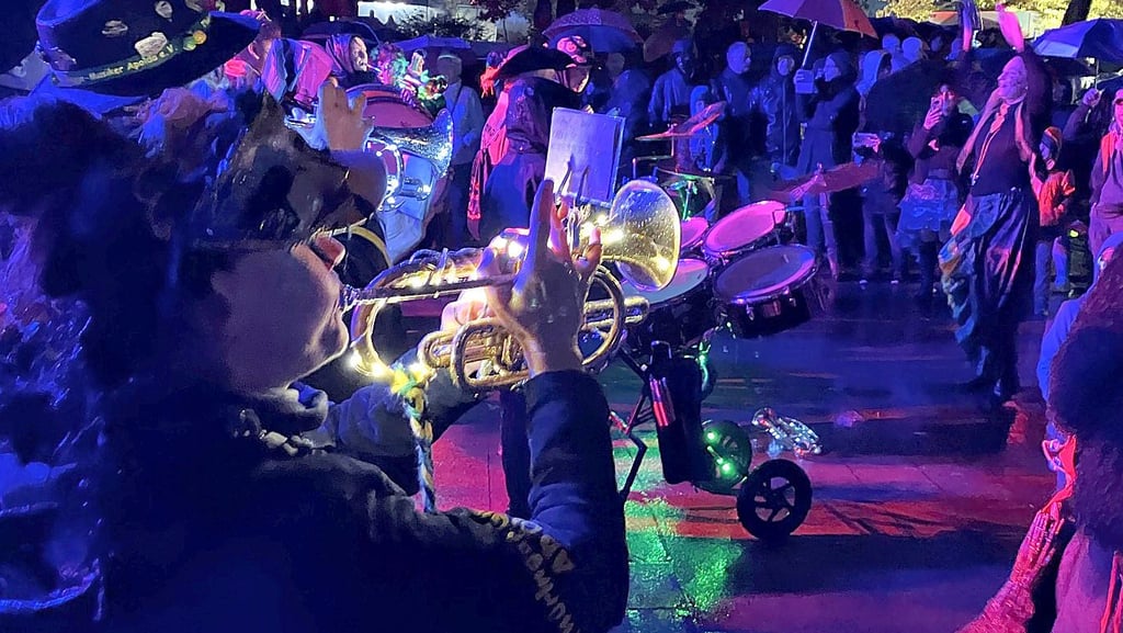 Die Marchingband vom Verein 1. Thüringer Gugge Musiker Apolda sorgt nicht nur während des Umzugs für Stimmung, sondern auch am Zielort, im Park. Die Zuschauer  erkennen die schwungvollen Melodien, singen und tanzen.