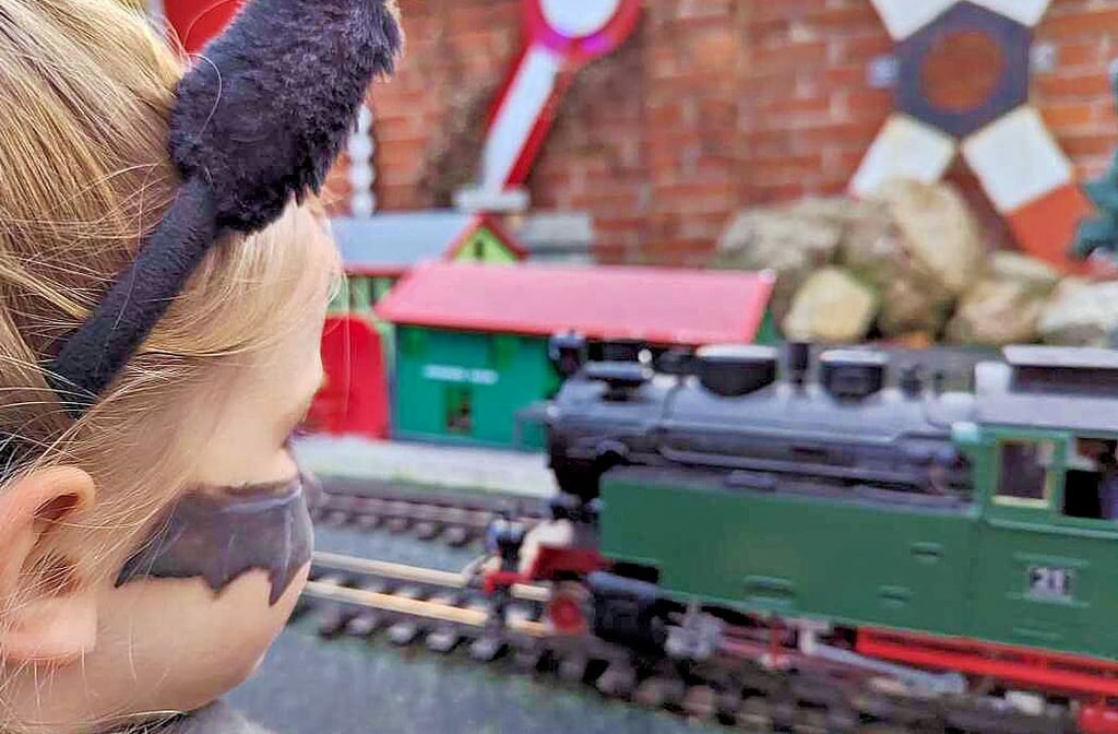 Der Modellbahnclub beteiligt sich an Hexoween. 